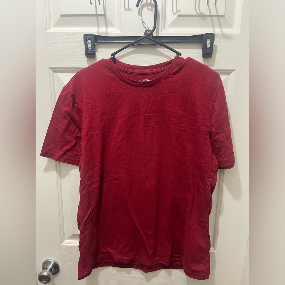 Plain red t shirt size M